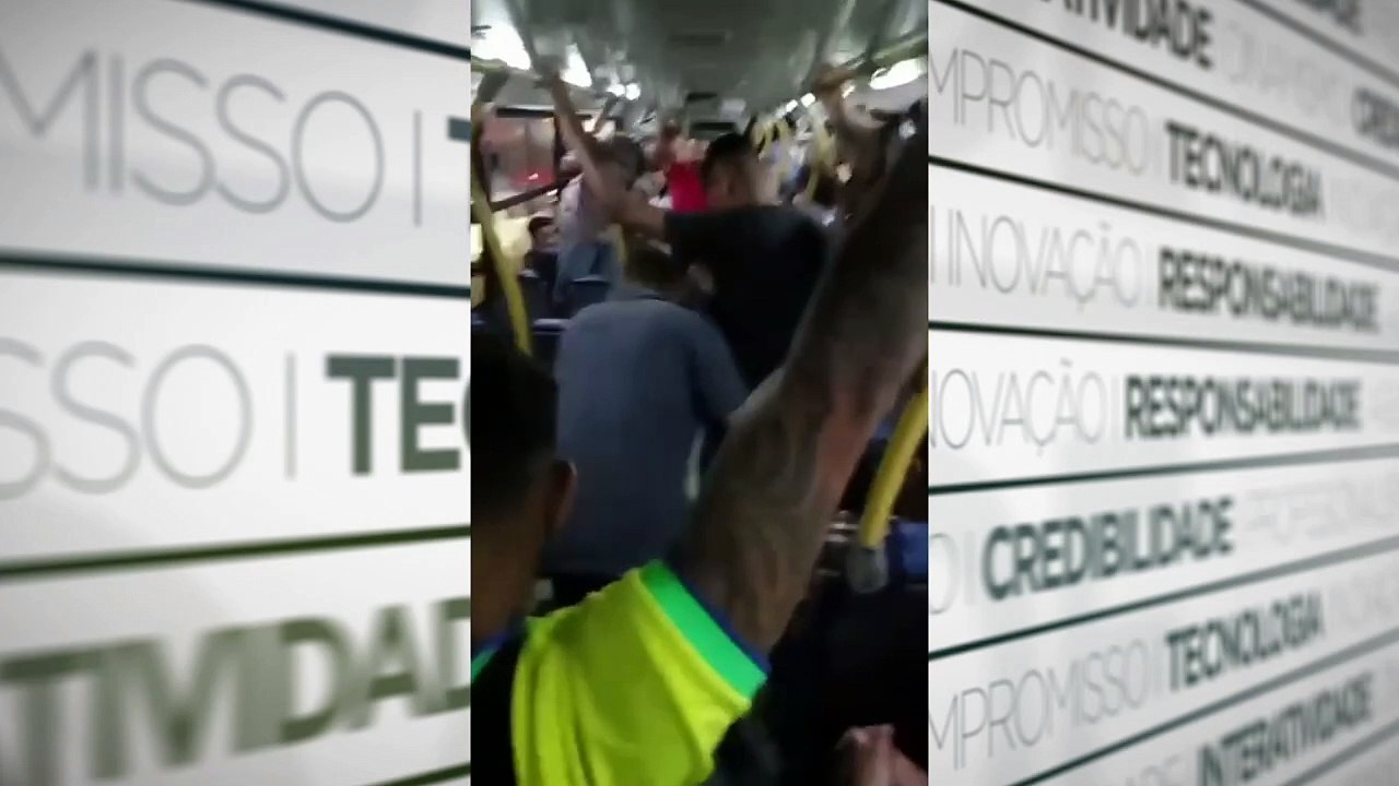 b'Cobra no onibus'