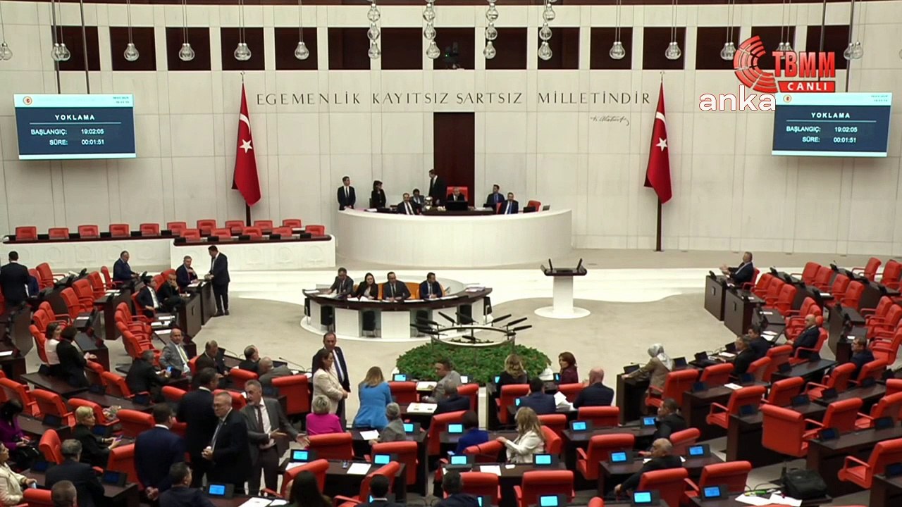 Meclis’te ‘diploma iptali’ protestosu… ‘Kurtuluş yok tek başına!’