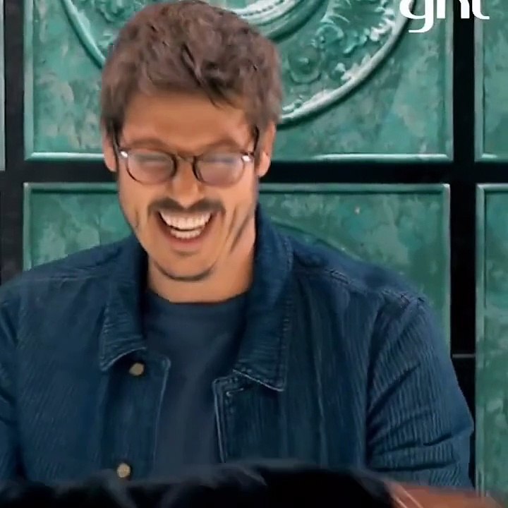 b'PABLLO VITTAR BEIJA PORCHAT'