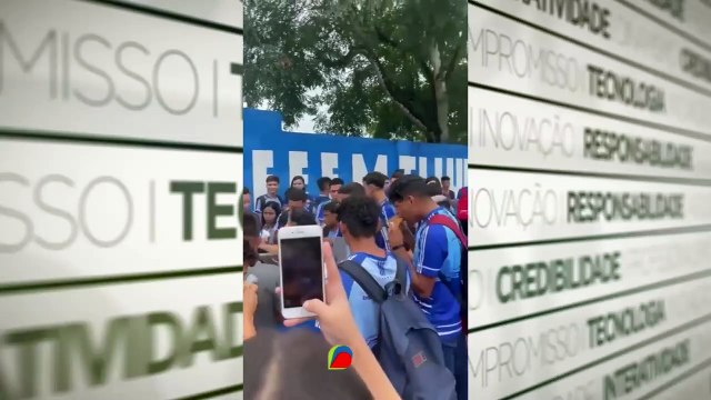 b'Apb3s ser proibido de vender seus produtos em frente a Escola alunos se reunem e compraram tudo'