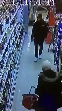 Il renverse toutes les bouteilles du rayon alcool d'un supermarché