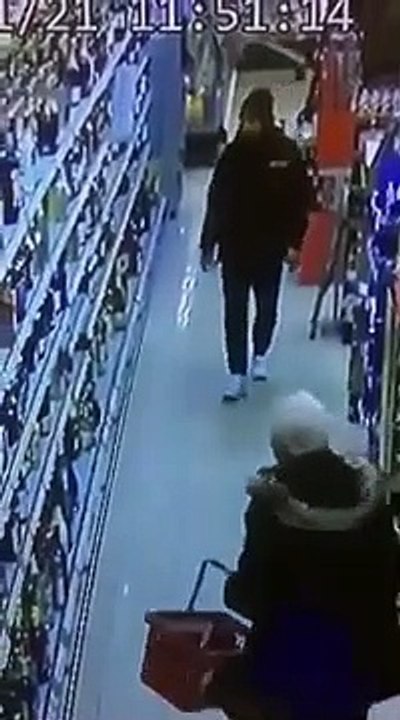 Il renverse toutes les bouteilles du rayon alcool d'un supermarché