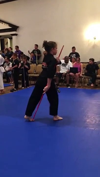 Cette fillette manie la bâton comme une championne d'arts martiaux