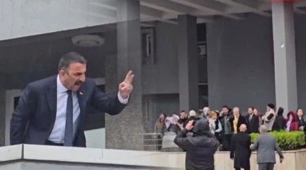 Vali, CHP'nin törenine katılan vatandaşlara balkondan bağırdı!