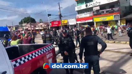 b'Homem com tera7ado a9 preso durante assalto com refa9m'