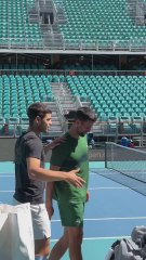 El encuentro entre Novak Djokovic y Carlos Alcaraz durante un entrenamiento en Miami