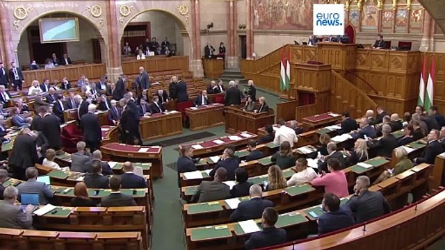 Το ουγγρικό κοινοβούλιο ψήφισε την απαγόρευση του Pride μέσα σε μια ομίχλη από καπνογόνα