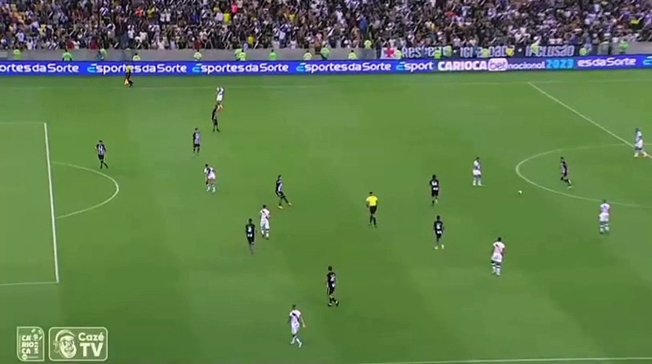 b'Philipe Sampaio caiu passando mal DO NADA. Zagueiro sera1 levado para o hospital.'