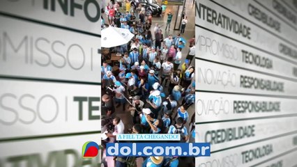 b'Pbablico aguarda o time do Paysandu no Aeroporto Internacional de Bela9m'
