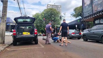 Jovem fica ferida ao sofrer queda de patinete na rua Pio XII, no Centro