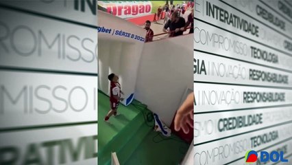 b'Volante contratado pelo Remo atira a1gua em torcedor'