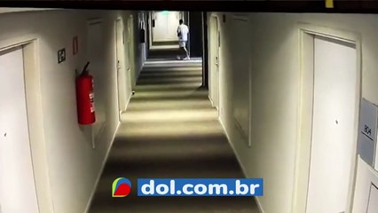 b'Jogadores do Botafogo-SP entrando no quarto de uma mulher que os acusa de estupro'