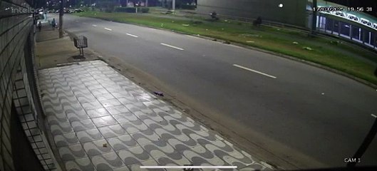 Ciclista é brutalmente atacado e tem bicicleta roubada por 'gangue' em São Vicente; VÍDEO