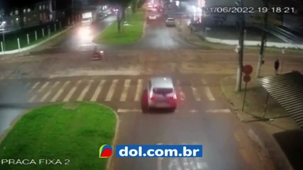 b'Carro atinge moto em cruzamento'