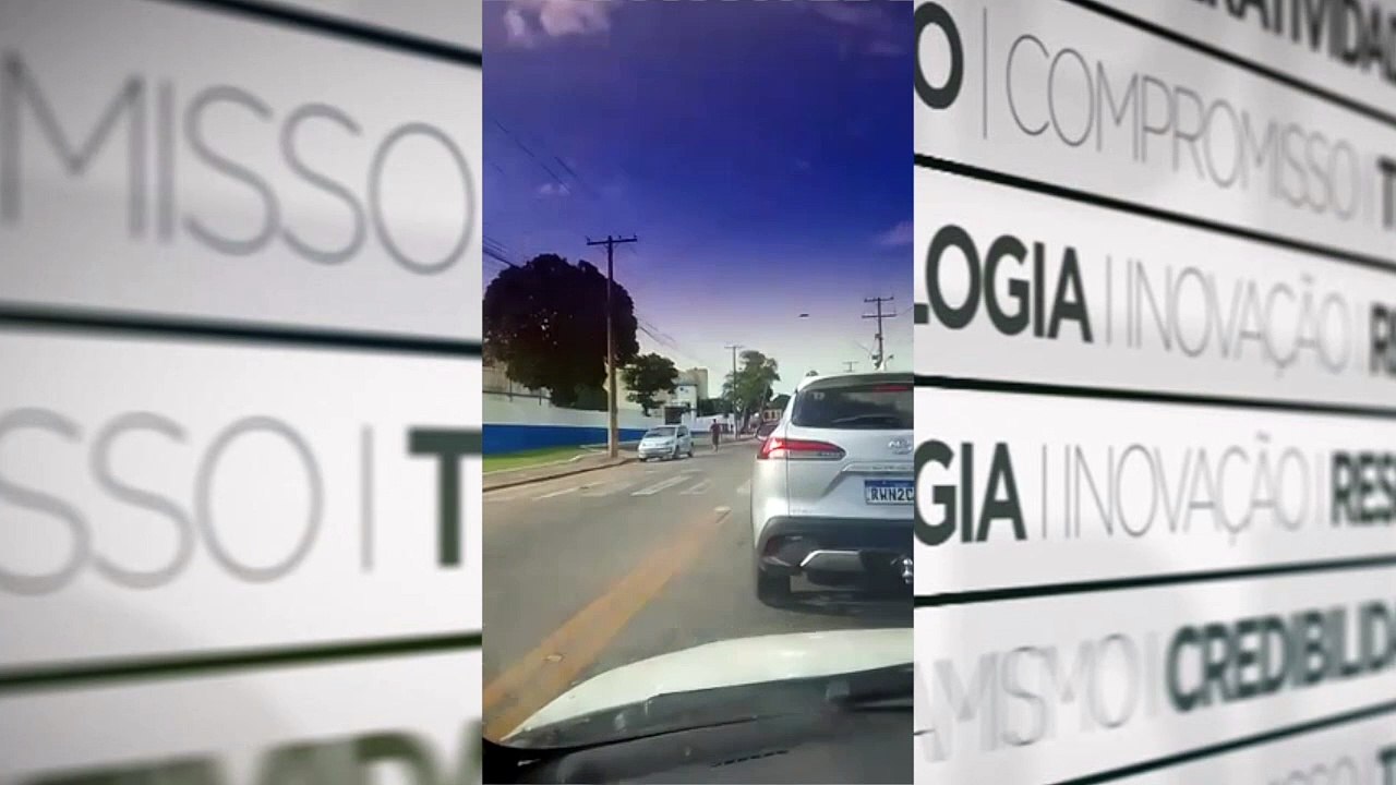 b'Carreta atinge poste na av Arthur Bernardos'