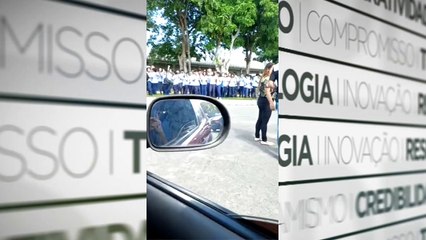 b'PROFESSOR QUE FOI PRESO 89 RECEBIDO COM FESTA POR ALUNOS'