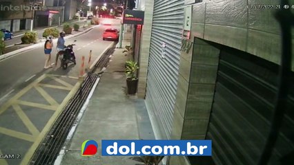 b'C82MERAS DE SEGURAN87A FLAGRARAM O FURTO DE UMA PLANTA'