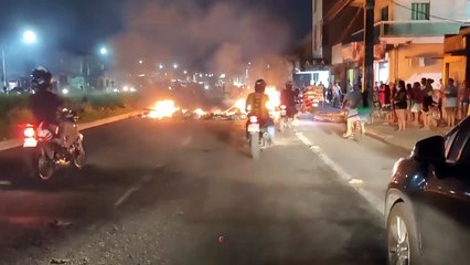b'Manifestantes ateiam fogo em pneus em rodovia'