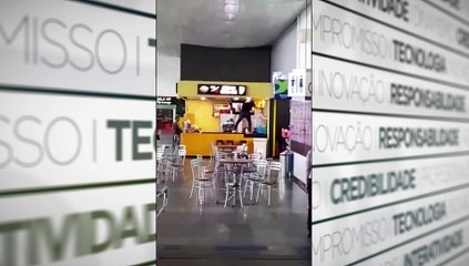b'Homem surta em aeroporto de Bela9m'