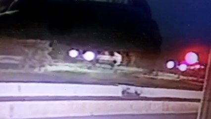 b'RAPAZ PULA DO CARRO EM MOVIMENTO PARA N83O SER PEGO COM MACONHA'