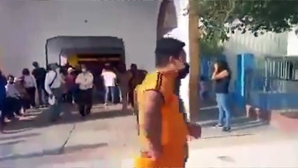 b'Mulher levanta de caixo'