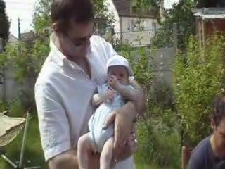 au jardin dans les bras de son papa