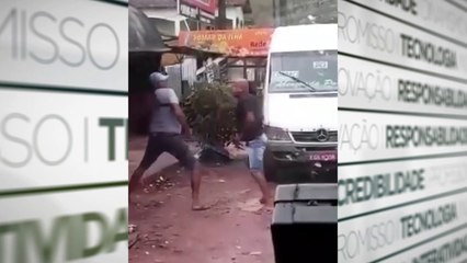 b'Motorista e cobrador de van so flagrados trocando socos e chutes em Outeiro'