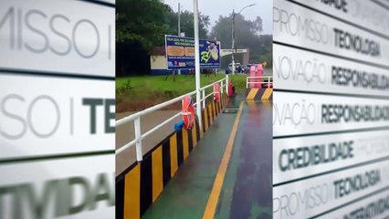 b'Rebocador da balsa que faz a travessia para Colares vira'