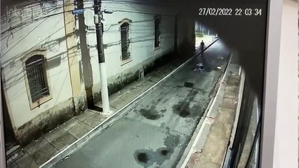 b'Homem atira pedra em restaurante popular'