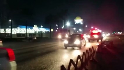 b'Tra2nsito com chuva durante a noite em Bela9m'