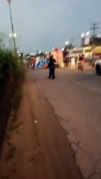 b'CARRETA TOMBA NA BR'