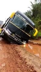b'b4nibus cai em buraco e quase vira na Santara9m-Cuiaba1'