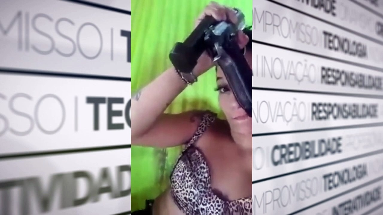 b'Jovem exibe arma e ameaa7a'