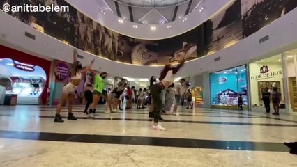 b"Fs fazem 'El passo de Anitta' em shopping de Bela9m"