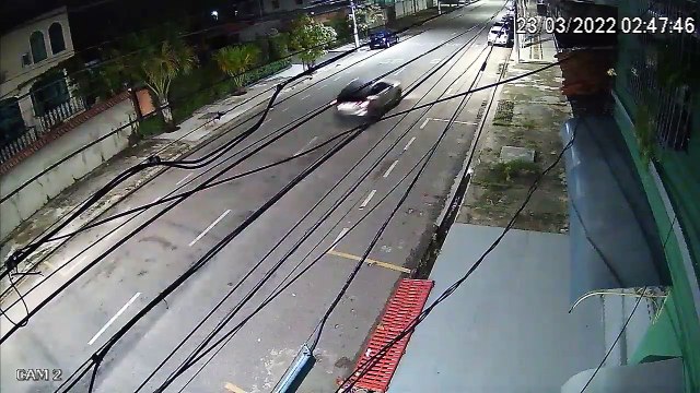 b'Motorista perde controle do veadculo e atinge traas carros que estavam estacionados na Travessa Apinag'