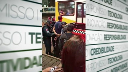 b'Homem com uniforme da Rotam a9 preso apb3s assaltar feirantes'