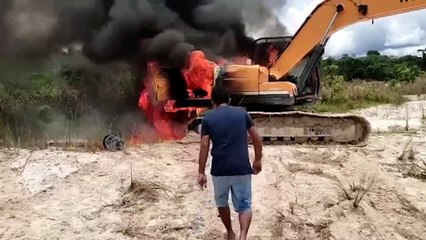 b'Ibama queima ma1quinas e acampamentos em garimpo ilegal no Para1'