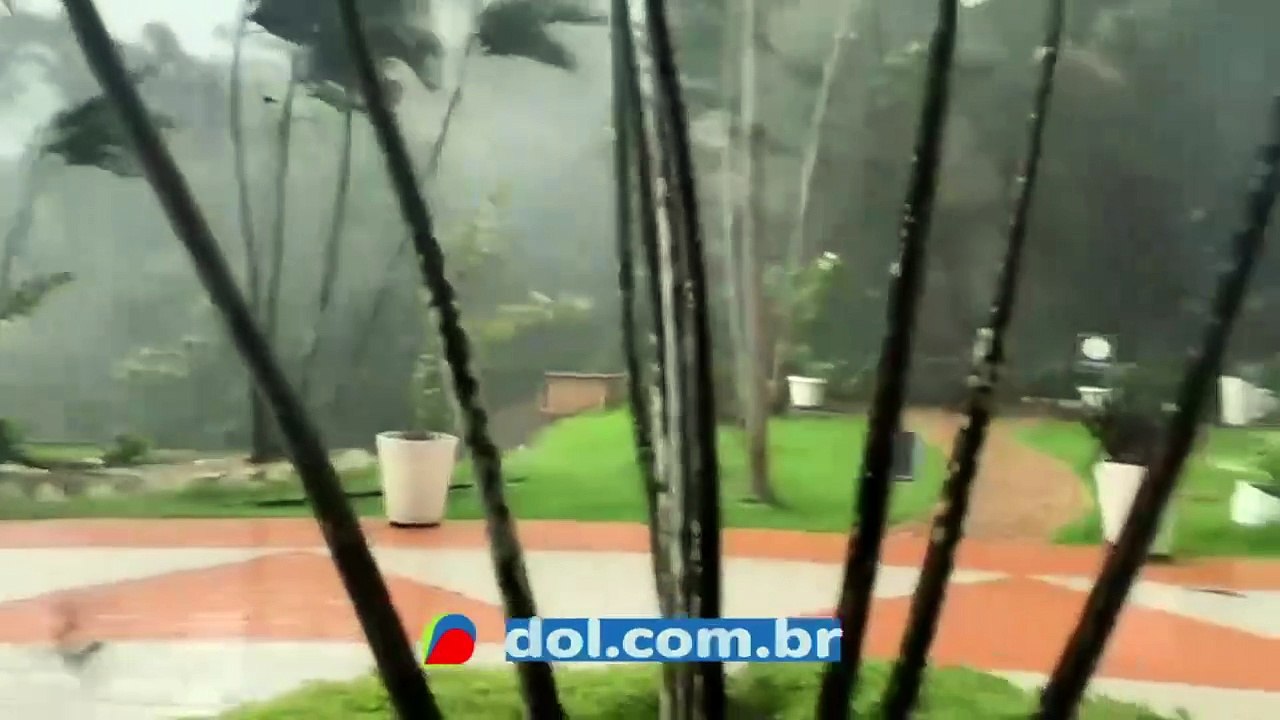 b'Tempestade causa prejuadzos em Manaus Tempestade assusta moradores em Manaus Embarcaa7b5es naufragam 01'