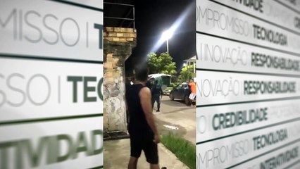 b'Homem apanha de 2 PMs'