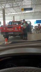 b'PMs fazem compras com viatura'