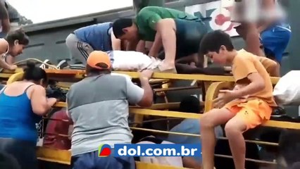 b'Moradores saqueiam caminho e esquartejam vacas ainda vivas'