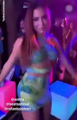 b'Anitta cantando \xe2\x80\x9cA lua me traiu\xe2\x80\x9d em sua festa\xe2\x80\xa6'