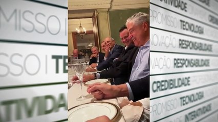 b'ex-presidente Temer sorri em jantar'