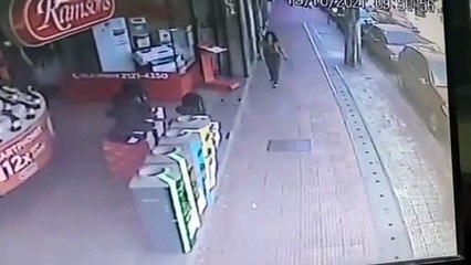 b'Mulher agride pedestre com "bundada"'