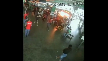 b'Mulher toca fogo em motorista'