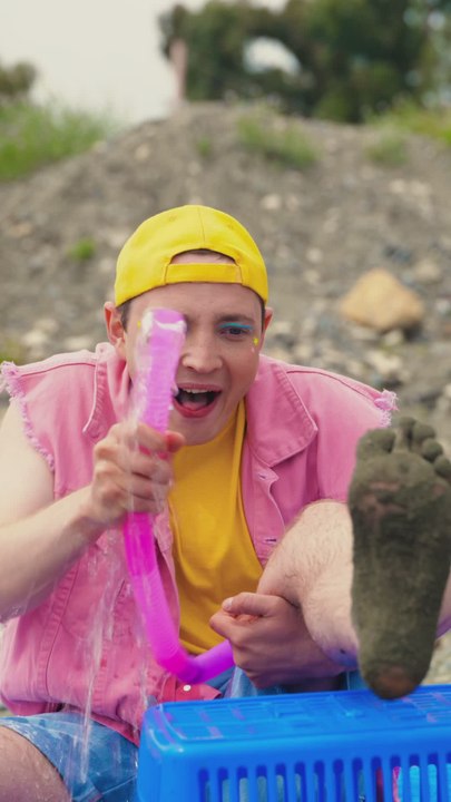 Wash Your Feet with This Crazy Giant Beach Tube! 🚿🏖️ #beach #asmr #gadgets