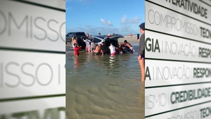 b'Banhistas fazem "corrente" para salvar carro em Salinas'