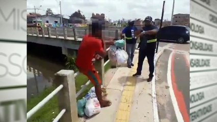 b'Fiscais pedem que homem recolha lixo jogado no canal em Bela9m'