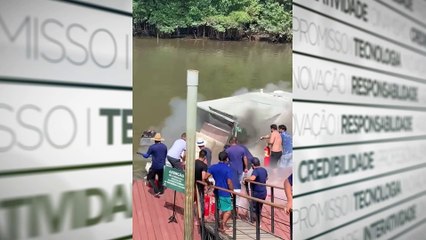 b'Lancha pega fogo e causa pa2nico em Bela9m'