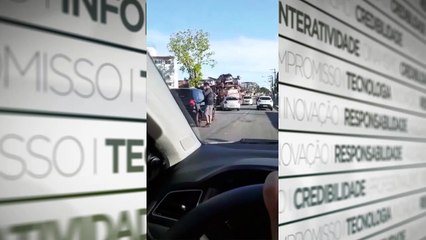 b'Acidente na Ma1rio Covas com cegonha interrompe o tra2nsito'